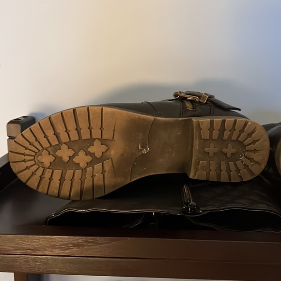 Knee-high black boot with gold zipper & buckle detailing - Picture 4 of 7